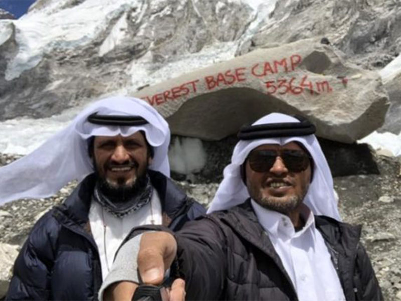شاهد... شقيقان يتسلقان قمة إيفرست بالزي السعودي